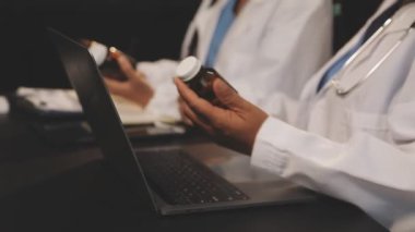 Doktor elinde haplarla tablet bilgisayar tutuyor. tıbbi konsept.