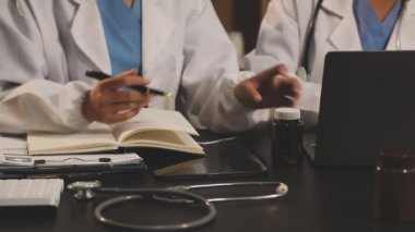 Doktorun elinde tablet bilgisayar ve kalem var.