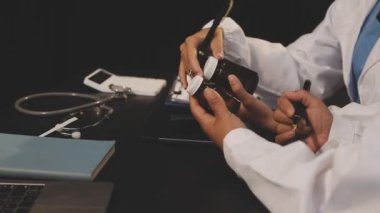 Doktor masadaki kan basıncını ölçüyor.