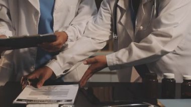 Doktor laboratuardaki bir panoya yazı yazıyor.