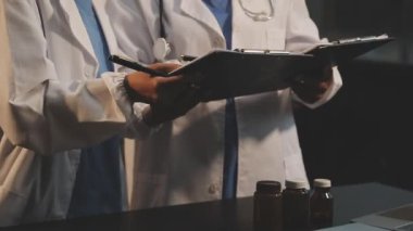 Kapat. Ofisteki masasında steteskop olan bir doktor.