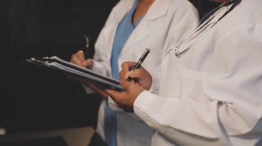 Doktor panoyu hasta eliyle tutuyor, yakın plan.