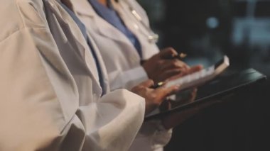 Doktorun not defterine yazmasını kapat.