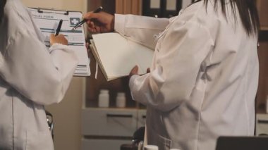 Doktor ve sağlık personeli hasta hakkında tartışıyorlar