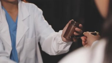 Yakın çekim. Steteskoplu kadın doktor.