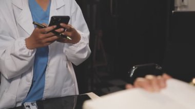 Doktor odadaki panoya notlar yazıyor.