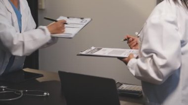 Doktorlar teşhis sonuçlarının sonuçlarını tartışıyor.