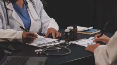 Dijital tableti tartışan ve kullanan doktorları kapat