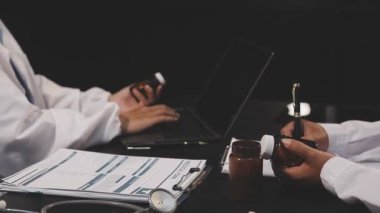 Tıp üniformalı doktor bilgisayarla çalışıyor.