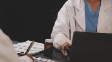 Genç doktor bir tıp bürosunda çalışıyor.