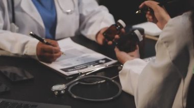 Hasta hastanedeyken tablet bilgisayar kullanan kadın doktorların kapatılması.