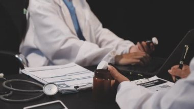 Doktor hastane ofisinde panoya yazı yazıyor.