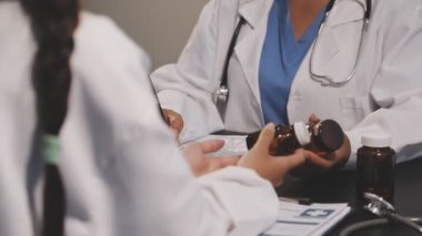 Doktor ve hasta hastanede.