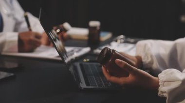 Görevdeki genç bayan.