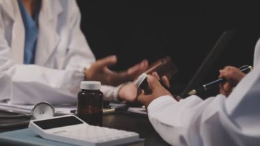 Doktorun elinde ilaç şişesi ve haplarla yakınlaş.