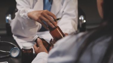 Doktor hastane basıncını kontrol ediyor. Tıbbi konsept.