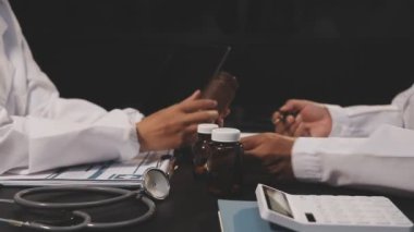 ofiste çalışan doktorlar.