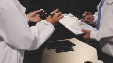 Yakın plan - Doktorların el ele tutuşma panosu