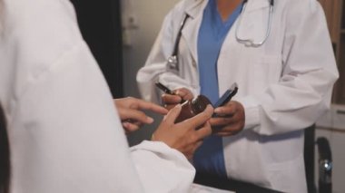 Yakın plan - steteskop tutan kadın doktor