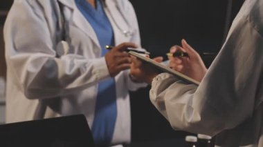 Doktorlar hastanede birlikte çalışıyorlar.