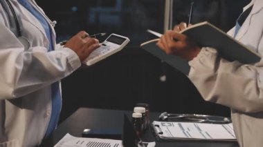 Doktor ofiste bir pano tutuyor.