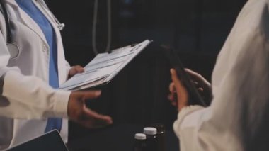 Kapat. Ofisteki doktorlar..