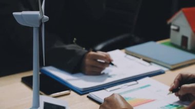 Dijital tablet kullanan ve dizüstü bilgisayardaki finansal grafikleri analiz eden işadamlarının kapatılması