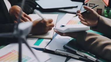 Yakın plan - modern ofisteki ofis masasında belgelerle çalışan iş adamları.