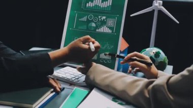 İşadamı bilgisayarda çalışıyor ve ofiste grafiği analiz ediyor