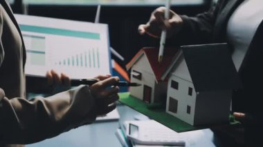 Emlakçı ev modelini ve müşteri anahtarlarını ofisinde tutuyor..