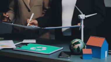 Ofiste çalışan iş adamları