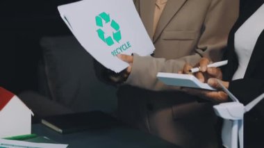 Ofisteki belgeleri gösteren iş kadınlarının ellerini kapat