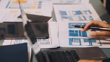 Ofiste belgelerle çalışan işadamları