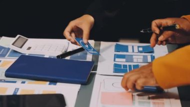 Ofisteki belgelerle ilgili elinde kalem tutan iş kadınının kapanışı