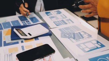 Dijital tablet ve cep telefonuyla çalışan iş adamları