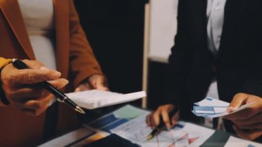 İş adamları iş planını tartışıyor