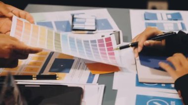 bir proje üzerinde çalışan renk grafik tasarımcısı