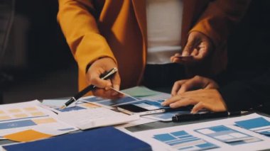 Genç iş adamları ofiste iş planlarını tartışıyor