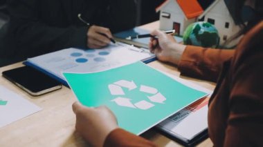 Ofiste çalışan takım elbiseli bir iş adamı. iş adamları