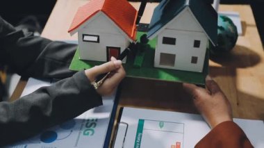 Ev modelinin el ele tutuşması modelini kapatın.
