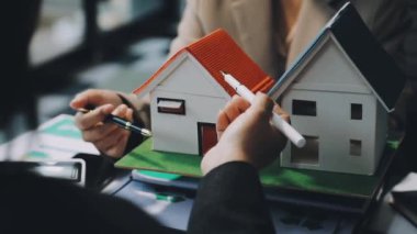 Emlakçı müşteriye evin anahtarını veriyor..