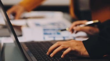 Dizüstü bilgisayarda yazan adam