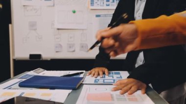 İş adamları masada tartışıyor ve beyin fırtınası yapıyorlar..