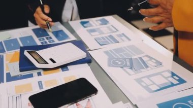 İş adamı ve kadın verileri analiz ediyor ve hesaplıyor ve finansal verileri analiz ediyor..