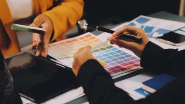 Tablet üzerinde çizimler olan tasarımcı el çizimi