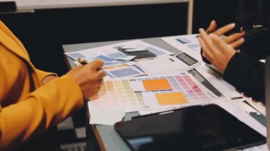 Modern bir ofiste çalışan tasarımcılar