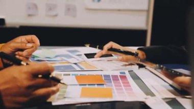Tasarımcı modern ofiste renk örnekleri seçiyor.