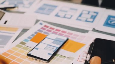 Tablet ile çalışan tasarımcı