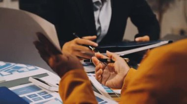 Ofisteki genç iş kadını