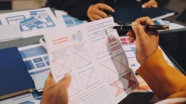 Kapat. Genç işadamı modern bir ofiste yeni bir iş projesini tartışıyor..